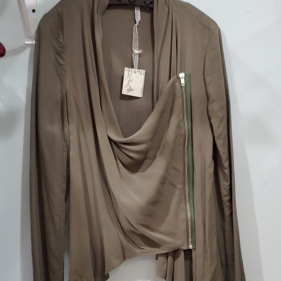 Top - Picture 2 of 2